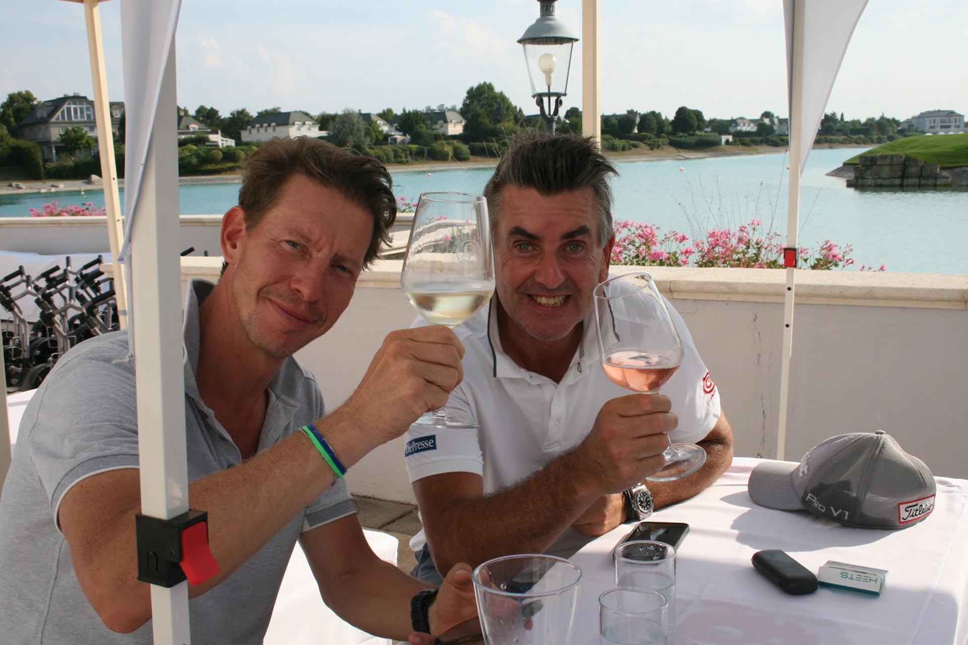 Prosecco-Golf-Cup-people-and-wine